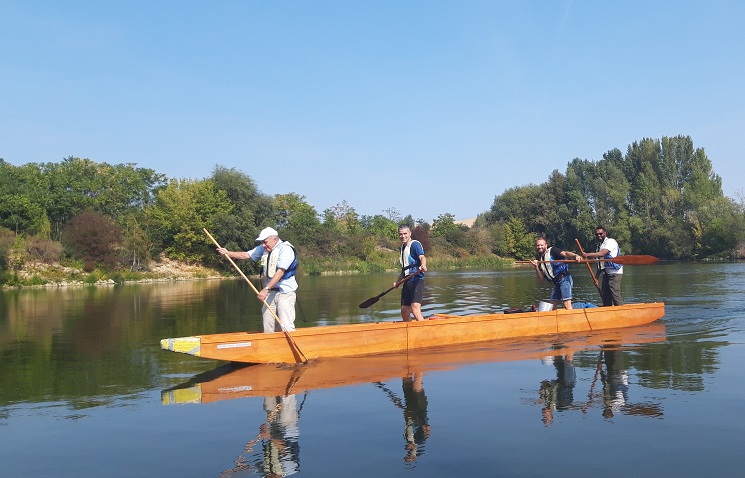 En ce samedi ensoleillé de septembre, au cœur de la Saison de la Création, frère Paul nous initie à ce sport fluvial. La quiétude de la navigation permet un sentiment profond de gratitude pour cette Création donnée par Dieu. L'appel à la conversion écologique demeure quotidien en ce 5e anniversaire de Laudato Si du pape François.