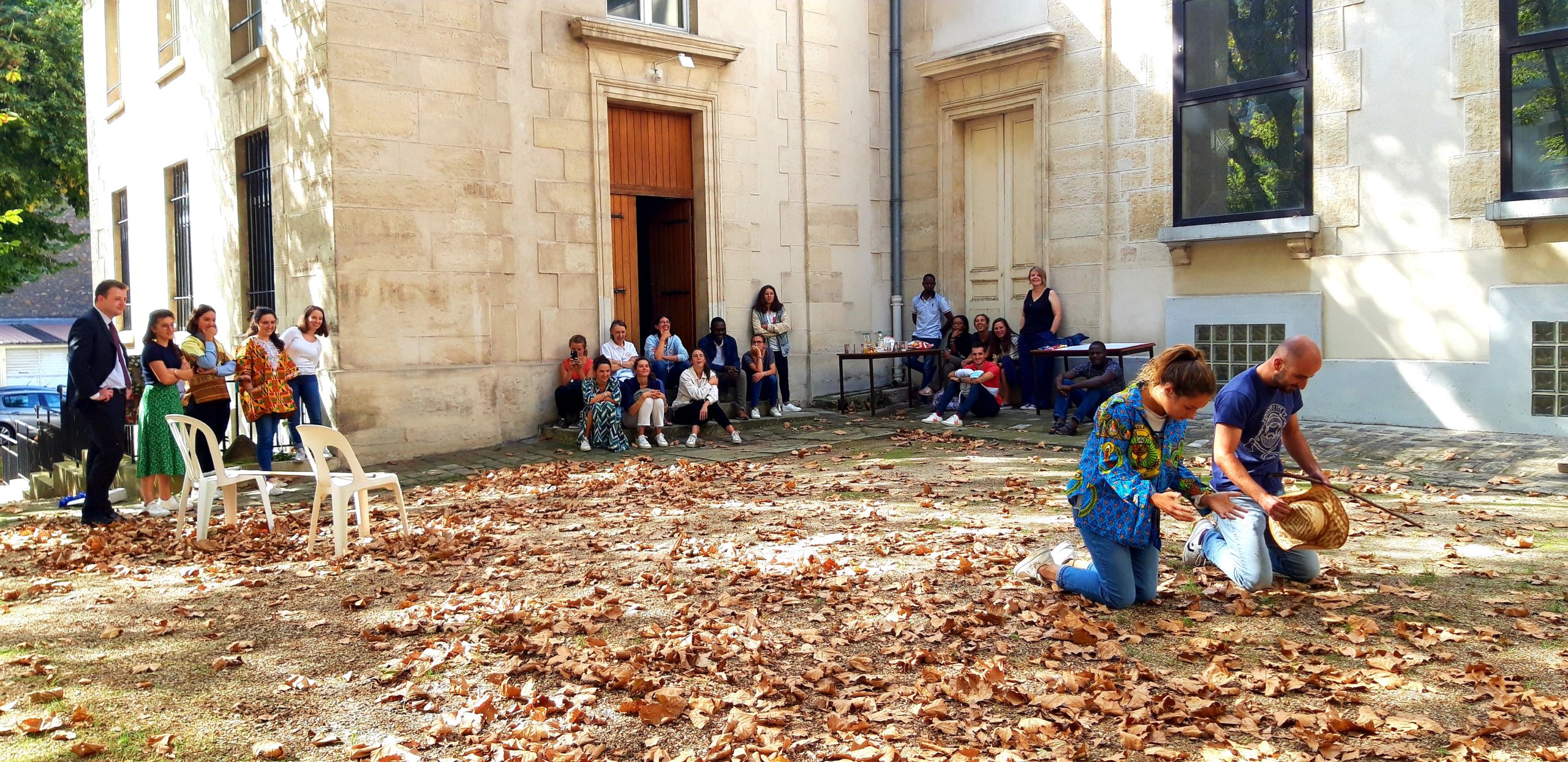 Le week end du 25-26 septembre, 15 volontaires AMOS et du Sacré Coeur se sont retrouvés pour préparer leur départ et relire leur expérience sous le regard de Dieu. Partage, écoute, acceptation des moments d'incompréhension, récits d’étonnement devant la différence.