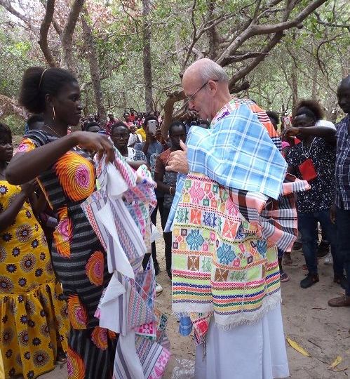 cadeaux à la messe d'adieu de Bajob
