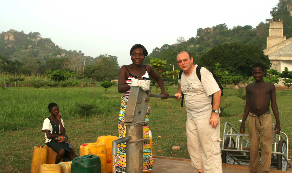 L'eau, essentielle à la vie des hommes, joue un rôle important dans la pensée et dans les rites chrétiens. Il est un bien commun de l'humanité. L’Église de France organise une collecte le dimanche de l’Épiphanie pour soutenir les projets pastoraux facilitant l'accès à l'eau des plus pauvres. Puisse notre générosité affirmer notre soutien à la mission en Afrique pour que 2022 soit davantage fraternelle.