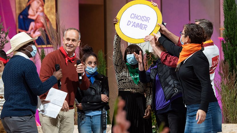 Au dernier jour du 25e pèlerinage des Apprentis d'Auteuil fin octobre à Lourdes, Manuel Gaiola, spiritain, remet à Nicolas Truelle, directeur général d'Apprentis d'Auteuil la nouvelle orientation pastorale de la fondation, baptisée 