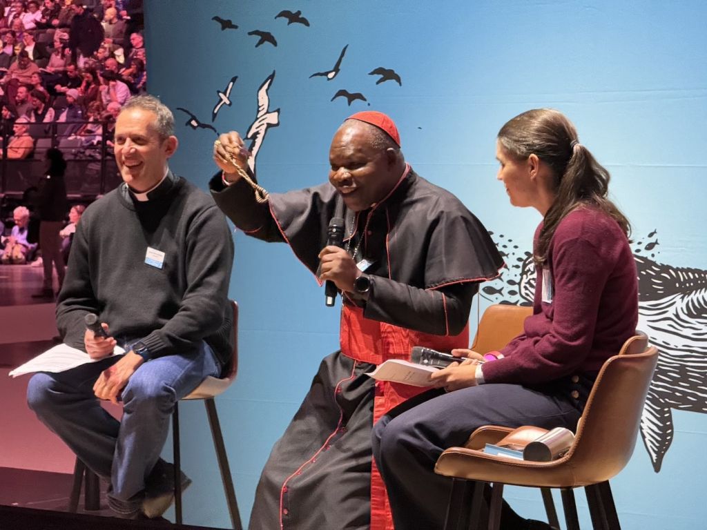 Le cardinal Dieudonné Nzapalainga, archevêque de Bangui, s’exprime lors d’une table ronde au Congrès Mission 2025 à Paris, aux côtés du père Patrice Gaudin et de Laurence Desjoyaux, rédactrice en chef de La Vie.