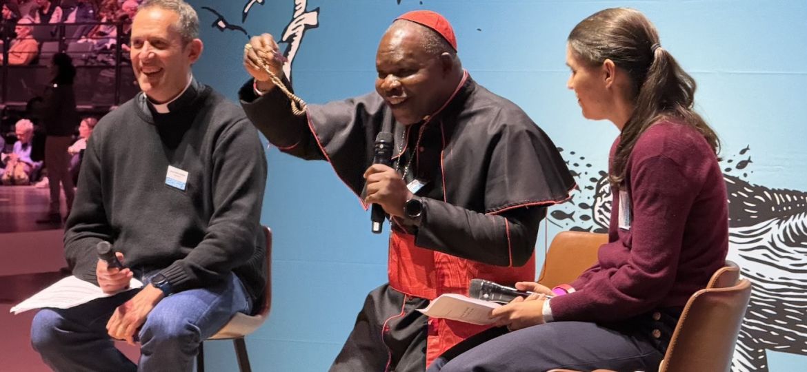 Le cardinal Dieudonné Nzapalainga, archevêque de Bangui, s’exprime lors d’une table ronde au Congrès Mission 2025 à Paris, aux côtés du père Patrice Gaudin et de Laurence Desjoyaux, rédactrice en chef de La Vie.