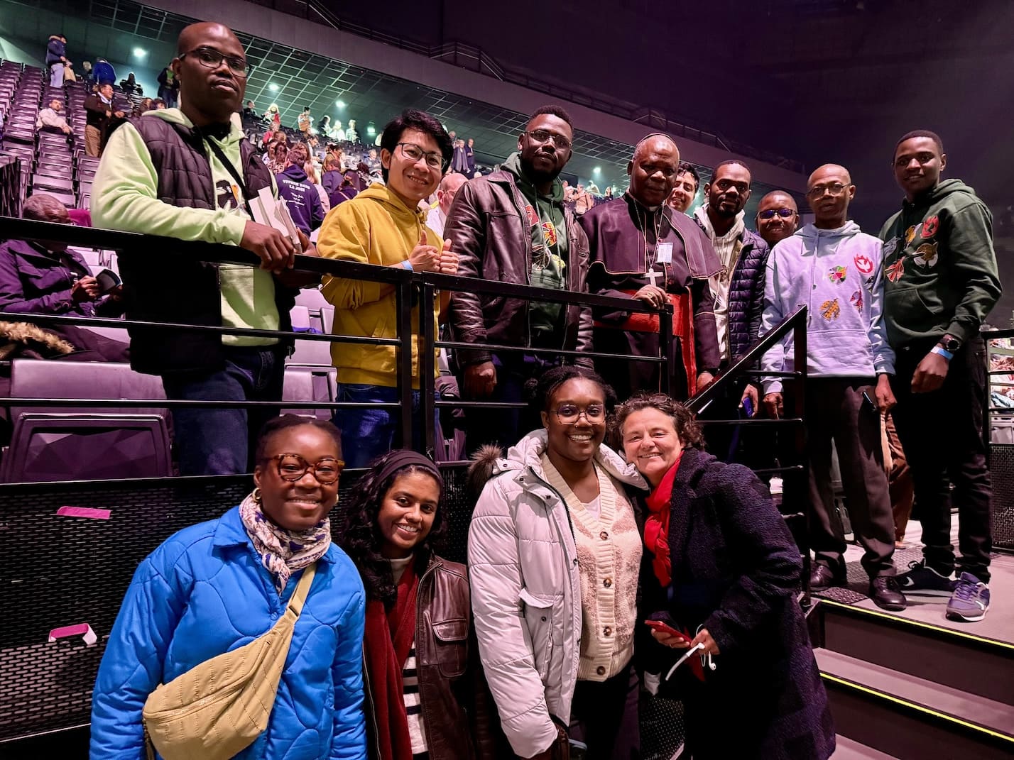 Rencontre des jeunes spiritains avec le cardinal Nzapalainga Jeunes spiritains réunis autour du cardinal Dieudonné Nzapalainga lors d’une rencontre.
