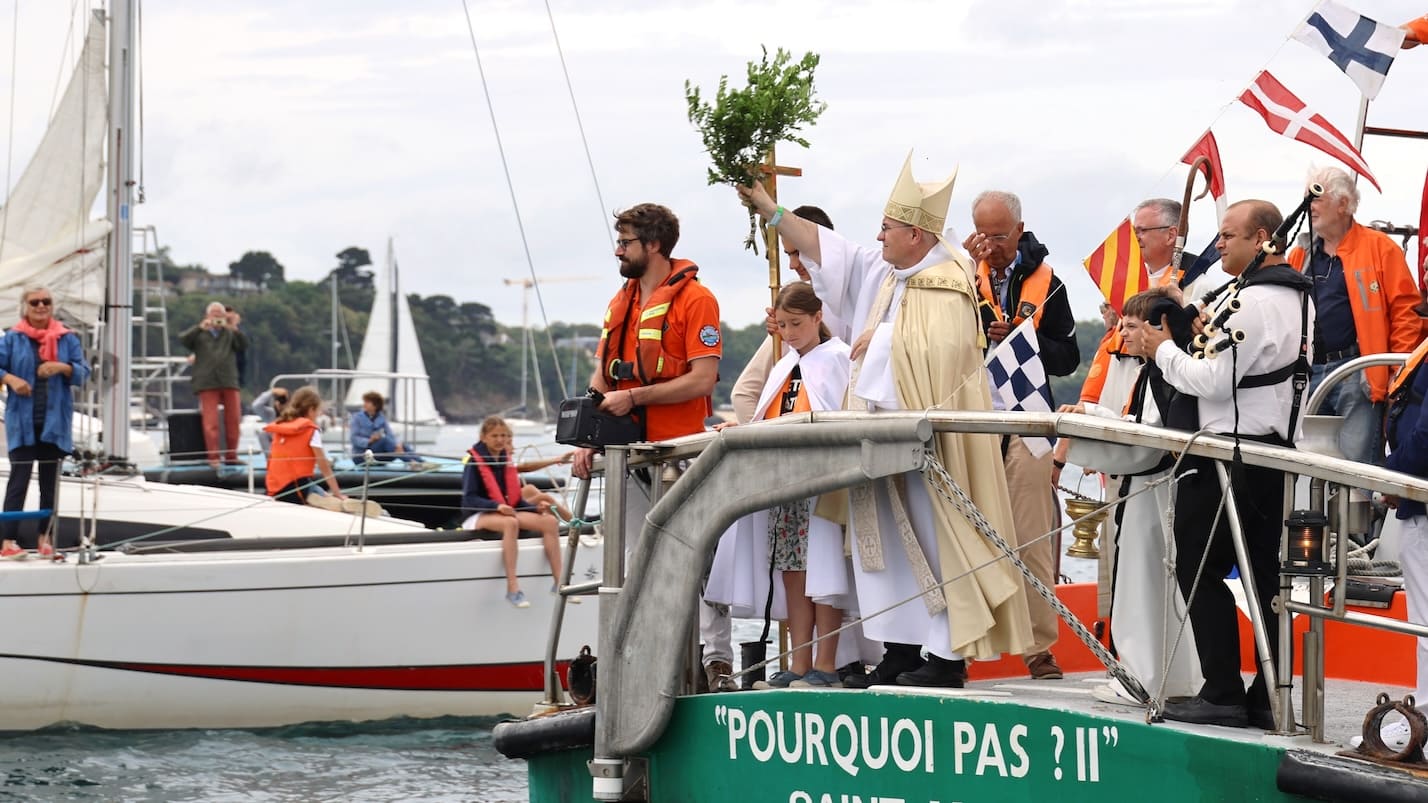 Mgr Bondu bénit la mer lors du Pardon de Saint-Malo, entouré des équipages.