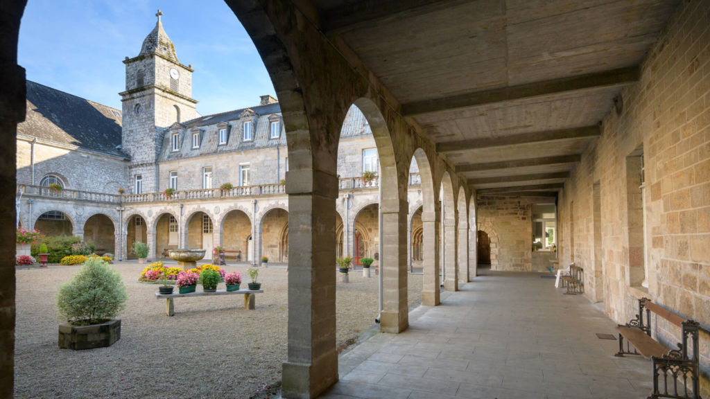 Au cœur de la Vallée de l’Ellé, dans la jolie campagne de Langonnet, se niche l’Abbaye de Langonnet fondée par les Cisterciens en 1136 et acquise par les spiritains en 1856. Y vivent en communauté une trentaine de spiritains aînés au retour de leur mission.