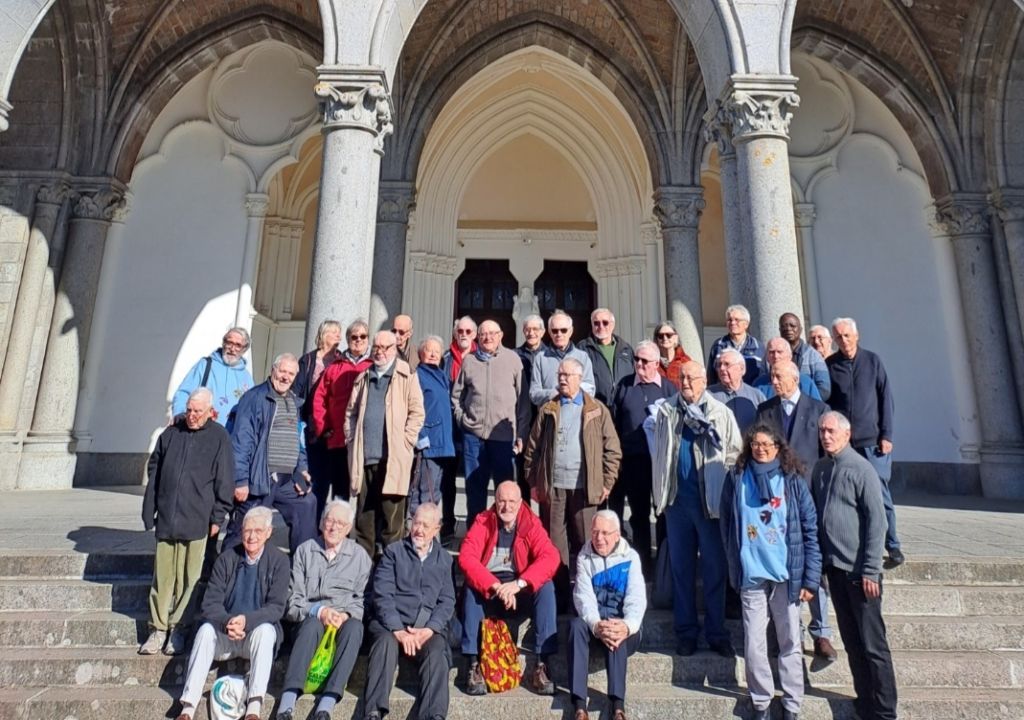 35 spiritains aînés, laïcs associés et animatrice de fraternité vivent un pèlerinage d'automne à Pontmain en Mayenne. Marc y participe et nous partage l'histoire du sanctuaire marial et la prière qu'il y confie pour la paix.