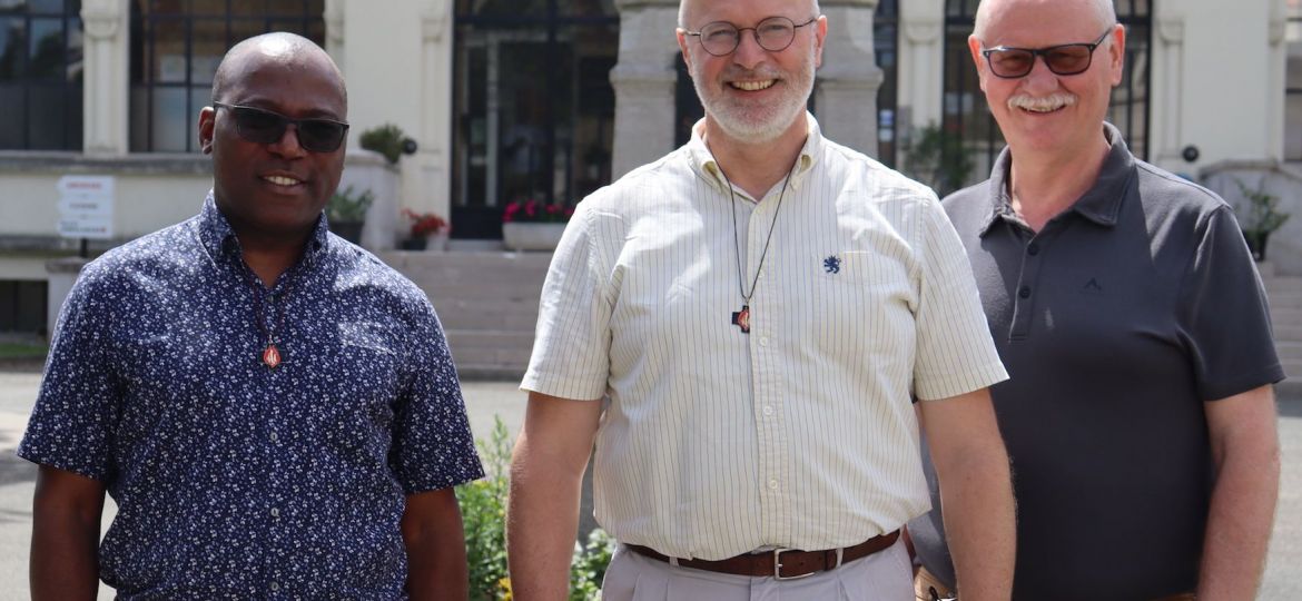 Jean Pascal Lombart, provincial, entouré de ses 2 assistants : Manuel Bumba et Jean Louis Barrain