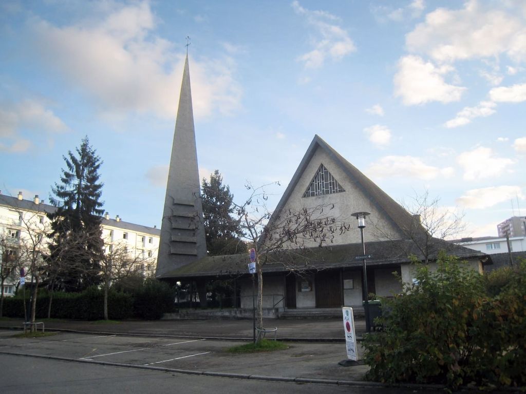 Façade de l’église Saint-Jean-Marie-Vianney à Rennes, avec son clocher élancé.