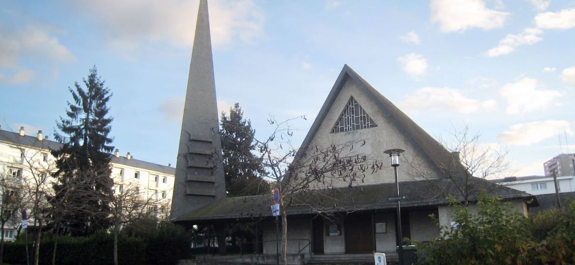 Façade de l’église Saint-Jean-Marie-Vianney à Rennes, avec son clocher élancé.