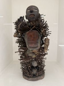 Objets du quotidien et objets rituels provenant du Gabon et du Congo, exposés dans une vitrine du Musée spiritain des arts africains.