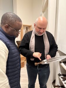 Francis Weiss, Spiritain et responsable du Musaa, photographié dans la réserve où sont conservés des objets non exposés.