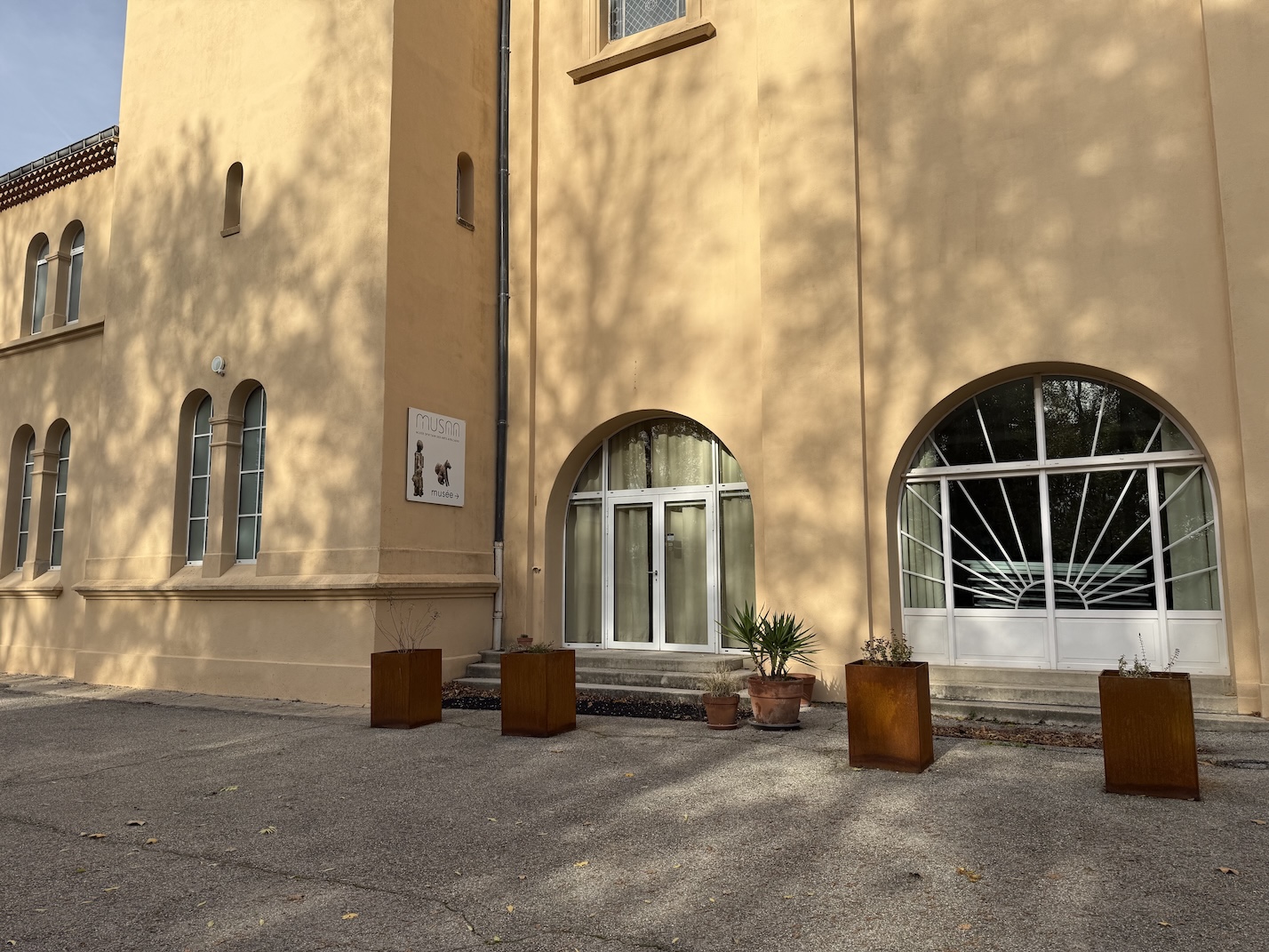 Entrée du Musée spiritain des arts africains (Allex) Entrée du Musée spiritain des arts africains à Allex, avec porte vitrée et murs ocre de la Maison Saint-Joseph.